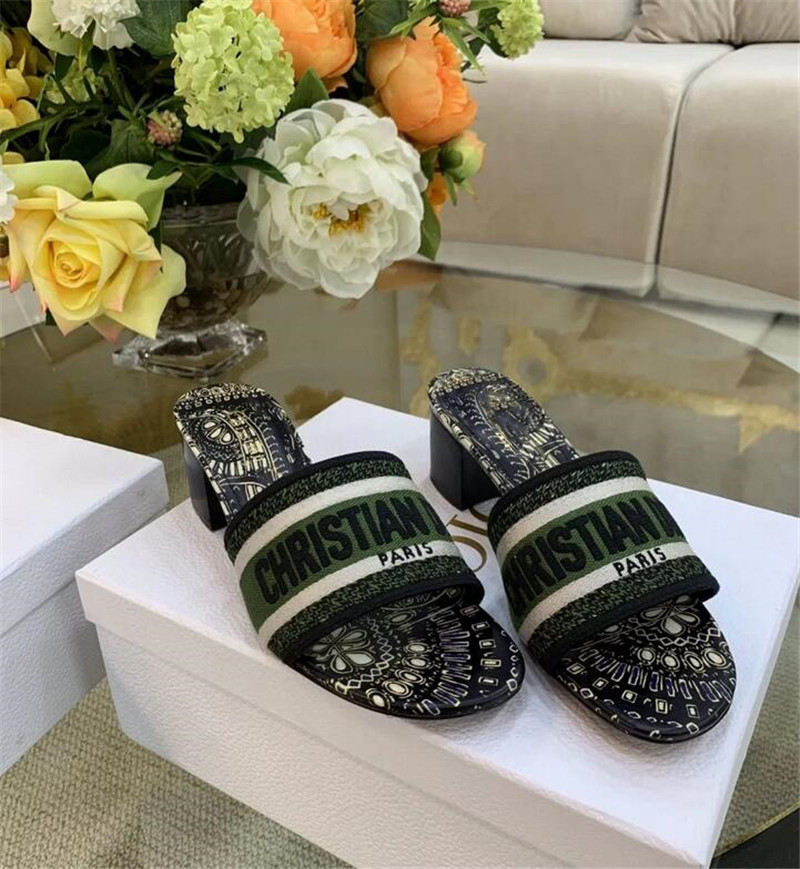 Women's Classic design Slippers fashion chunky heels beach shoes top quality real Leather female Embroidery letters slipper ladies flip flops sandals D102540, Extra freight
Women's Classic design Slippers fashion chunky heels beach shoes top quality real Leather female Embroidery letters slipper ladies flip flops sandals D102540, Extra freight