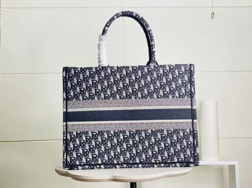Ladies classic embroidered letter canvas bag, fashion stitching shopping bag, trendy Tote portable., Customize
Ladies classic embroidered letter canvas bag, fashion stitching shopping bag, trendy Tote portable., Customize