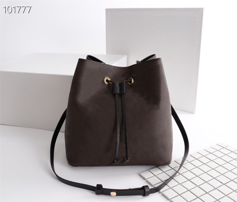 Designer ladies Totes hand-held leather luxury goods classic fashion top quality brand one-shoulder zipper size 26-22-27cm M44022
Designer ladies Totes hand-held leather luxury goods classic fashion top quality brand one-shoulder zipper size 26-22-27cm M44022