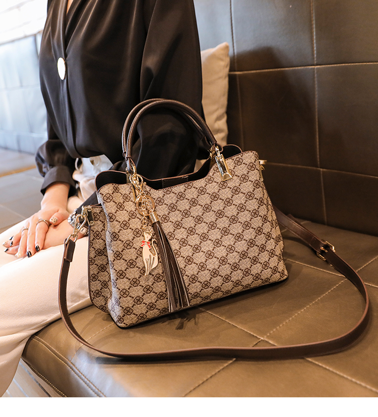 2021 women one shoulder messenger bag Small High quality PU material Wholesale Fashion shoulder Bags Handbag Tote Evening Bags, Red;black
2021 women one shoulder messenger bag Small High quality PU material Wholesale Fashion shoulder Bags Handbag Tote Evening Bags, Red;black