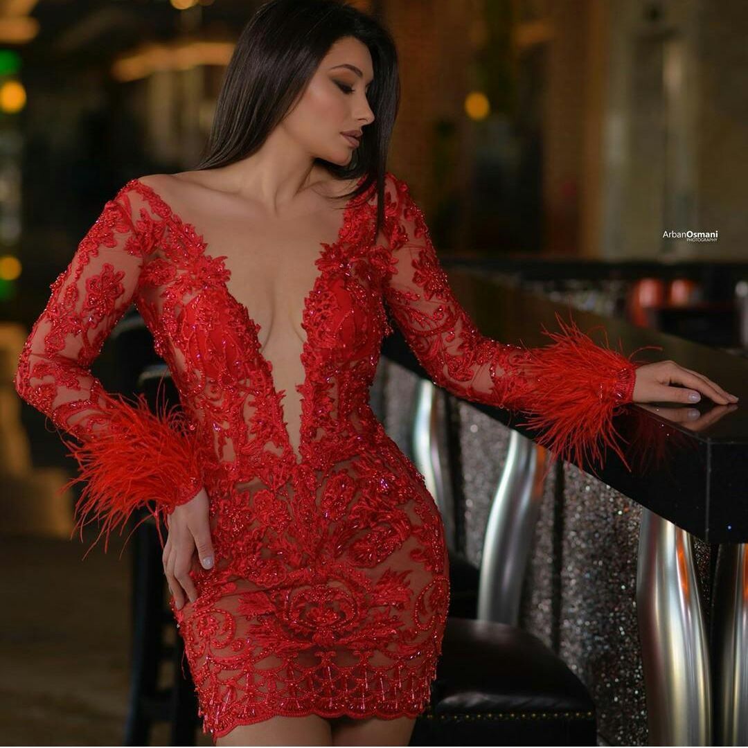 Red Feather Cocktail Dresses Lace Appliques Sequins Mini Evening Dress Custom Made Above Knee Length Prom Dress Sheer Neck Celebrity Party Gown
