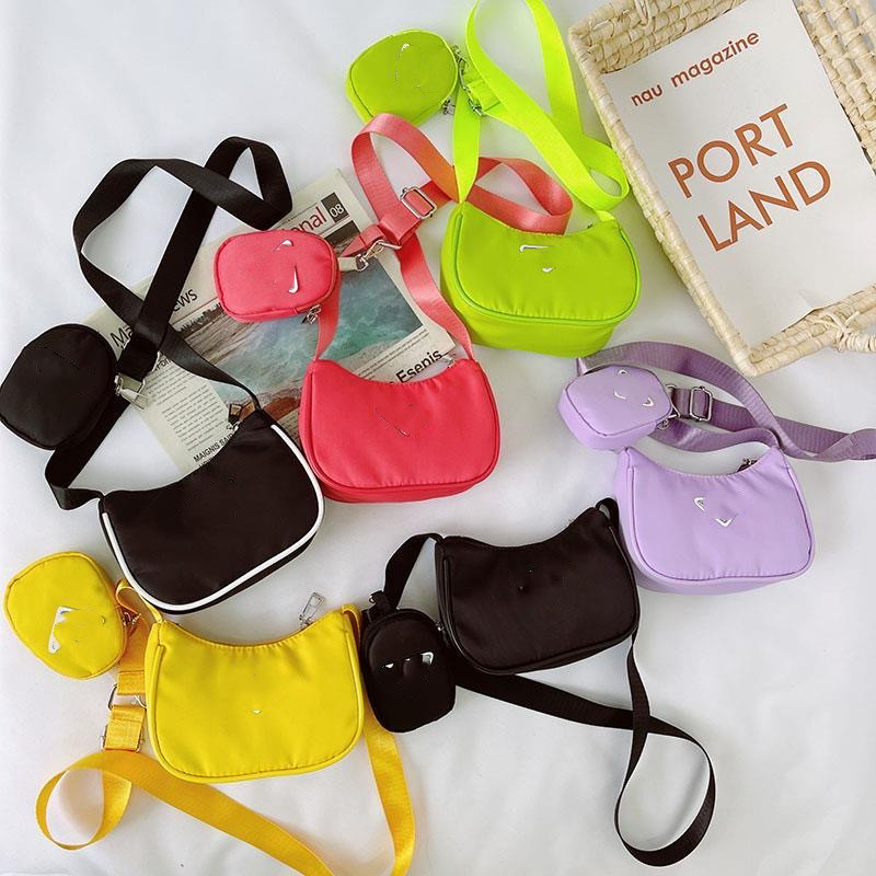Luxury girls candy colors handbag kids triangle alar nylon one shoulder bags with pure 2021 designer boy sport bag A7673, Green
Luxury girls candy colors handbag kids triangle alar nylon one shoulder bags with pure 2021 designer boy sport bag A7673, Green