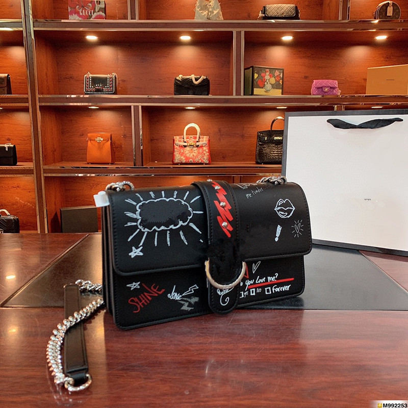 European and American alphabet brand ladies leather handbags, shoulder messenger bags, graffiti details, please contact customer service 00P
European and American alphabet brand ladies leather handbags, shoulder messenger bags, graffiti details, please contact customer service 00P