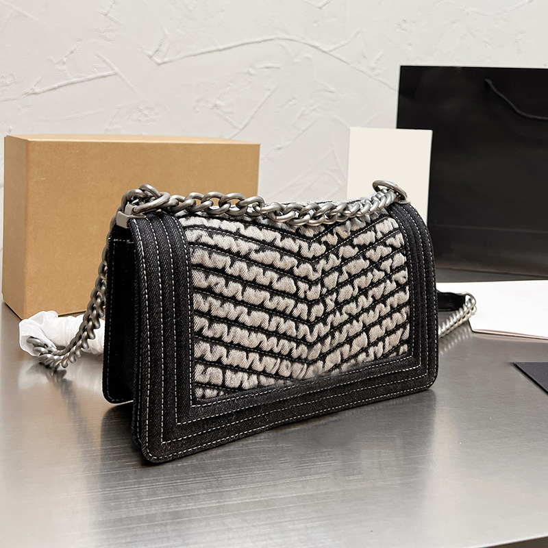 2021 Classical Collection Flap Denim Bags France Women Boy Girls Silver Metal Hardware Purse Adjustable Shoulder Strap Cross Body size:25cm
2021 Classical Collection Flap Denim Bags France Women Boy Girls Silver Metal Hardware Purse Adjustable Shoulder Strap Cross Body size:25cm