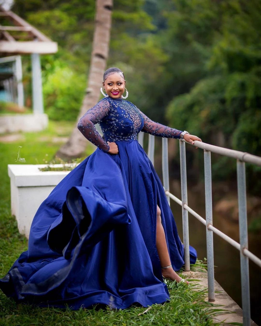 Elegant Royal Blue Evening Dresses Luxury Beaded Long Sleeves See Through Sexy Satin With Train Plus Size Prom Party Gowns Robe de mariée