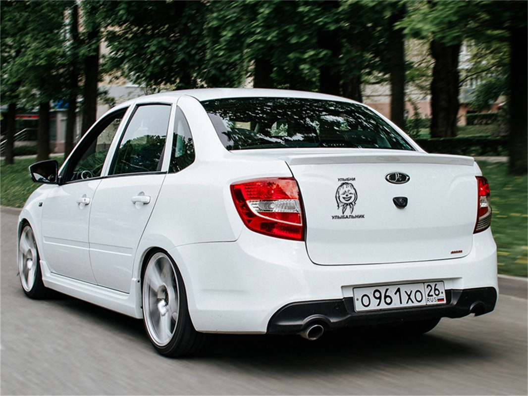 18.3*15cm Laughing Girl Stickers Rear Funny Smile Girls Racing Scratch Warning Decal For Auto Truck Luggage Computer Door Windows Tail Wall Gift Decor