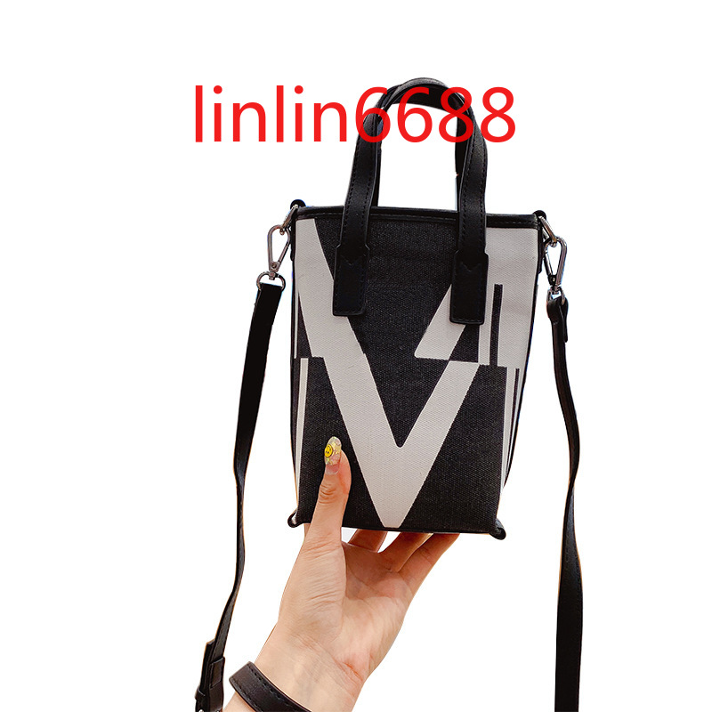 Come with letter Logo Small bag Women's New women's bags Fashion handbag trend foreign style ins women's summer Single Shoulder Messenger purse wallets, Size:13×5×20cm
Come with letter Logo Small bag Women's New women's bags Fashion handbag trend foreign style ins women's summer Single Shoulder Messenger purse wallets, Size:13×5×20cm