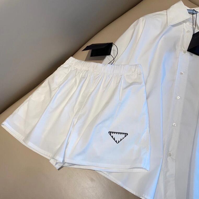 Fall 2021 Designer fashion women's Two Piece Pants sports suit Casual long sleeve lapel shorts Triangle correct version P home 2 pieces set black and white colors, Customize
Fall 2021 Designer fashion women's Two Piece Pants sports suit Casual long sleeve lapel shorts Triangle correct version P home 2 pieces set black and white colors, Customize