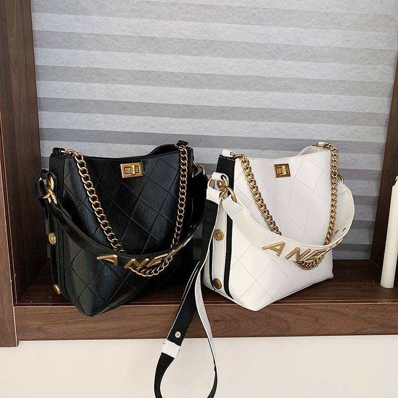designer Bucket bag shoulder bags women messenger bag Lozenge Fashion luxury crossbody handbag widened handle chain Diamond Lattice lock dicky0750 HBP, Extra shipping(not for sale)
designer Bucket bag shoulder bags women messenger bag Lozenge Fashion luxury crossbody handbag widened handle chain Diamond Lattice lock dicky0750 HBP, Extra shipping(not for sale)