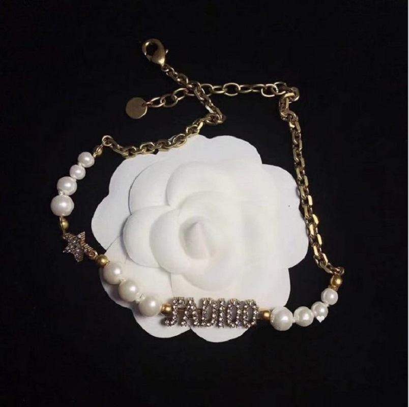 2021 chain Alloy Electroplate branded letters pearl stars zirconia studded necklaces and bracelets with packaging
2021 chain Alloy Electroplate branded letters pearl stars zirconia studded necklaces and bracelets with packaging