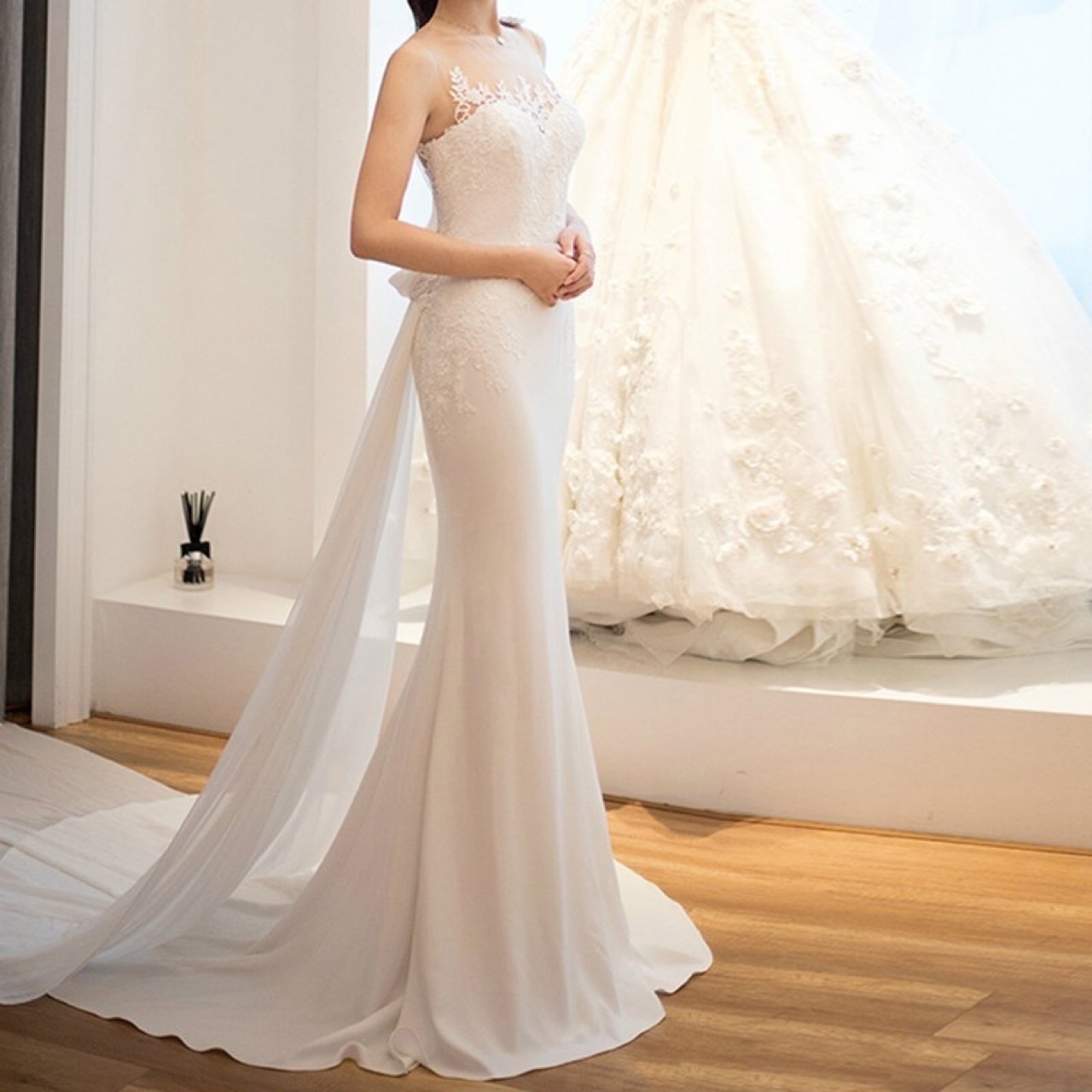 Elegant Wedding Dress With Square Appliqued Lace Sleeve-less Bridal Gown Custom Made Satin Robes De Mariée