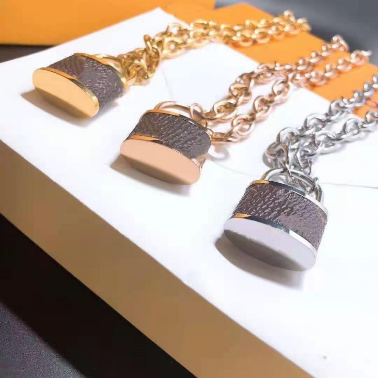2021 free ship women designer Pendant necklace earrings bracelet lock Jewelry suit rose gold silver fashion style Holiday gifts
2021 free ship women designer Pendant necklace earrings bracelet lock Jewelry suit rose gold silver fashion style Holiday gifts