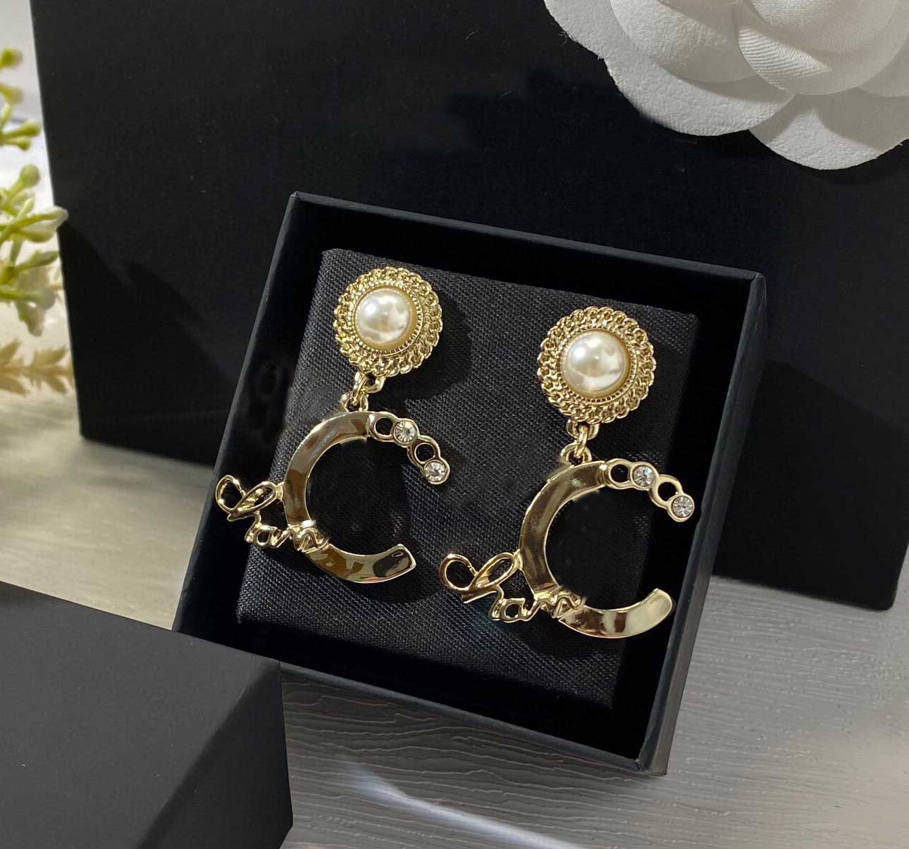 2022 Top quality Charm drop earring in 18k gold plated and nature shell beads words design for women engagement have box stamp PS7467
2022 Top quality Charm drop earring in 18k gold plated and nature shell beads words design for women engagement have box stamp PS7467