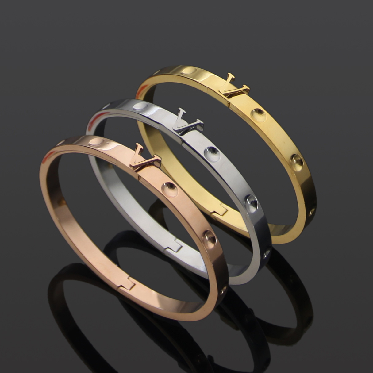 Titanium Steel Love Bracelets silver rose gold bracelet Bangles Classic fluted round nails Women Men V Letter engagement Jewelry Logo Printe, Black
Titanium Steel Love Bracelets silver rose gold bracelet Bangles Classic fluted round nails Women Men V Letter engagement Jewelry Logo Printe, Black