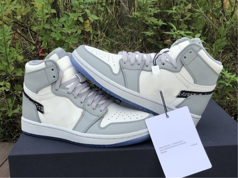 Genuine Jumpman 1 high top basketball shoes gray and white color matching women's sports shoelaces shoe box full size 40---45
Genuine Jumpman 1 high top basketball shoes gray and white color matching women's sports shoelaces shoe box full size 40---45