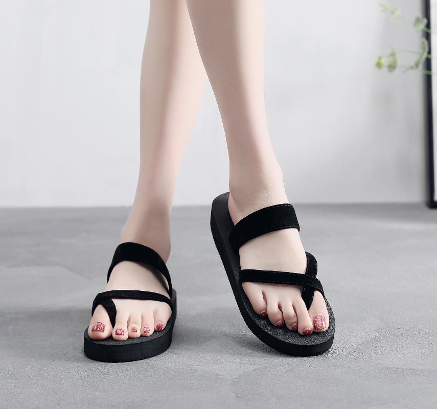 Slippers Summer Style Flip Flops Ladies Casual Sandals And Female Pinch Non-slip All-match Flat Beach Shoes, 810 heel -- black 
Slippers Summer Style Flip Flops Ladies Casual Sandals And Female Pinch Non-slip All-match Flat Beach Shoes, 810 heel -- black