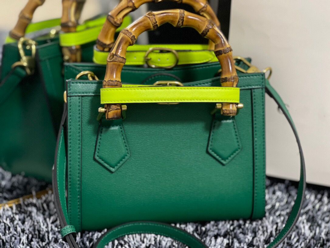 Design Handbag Diana high-end premium cowhide slub bag large capacity mini square bags hung across one shoulder, all retro matching for wome
Design Handbag Diana high-end premium cowhide slub bag large capacity mini square bags hung across one shoulder, all retro matching for wome