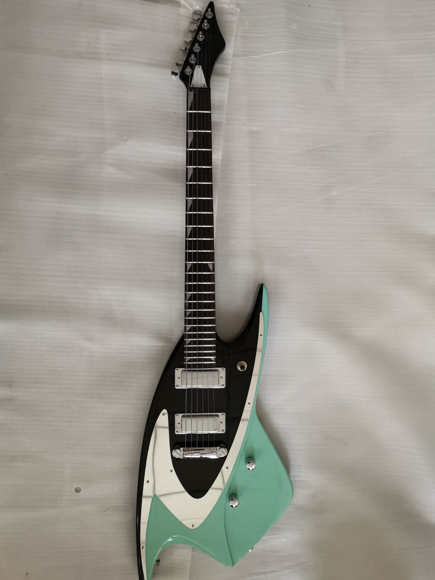 J BACKLUND DESIGN JBD 100 Shark Metallic Green Top Electric Guitar Chrome Pickguard, Mini Pickups, Locking Tuners
J BACKLUND DESIGN JBD 100 Shark Metallic Green Top Electric Guitar Chrome Pickguard, Mini Pickups, Locking Tuners