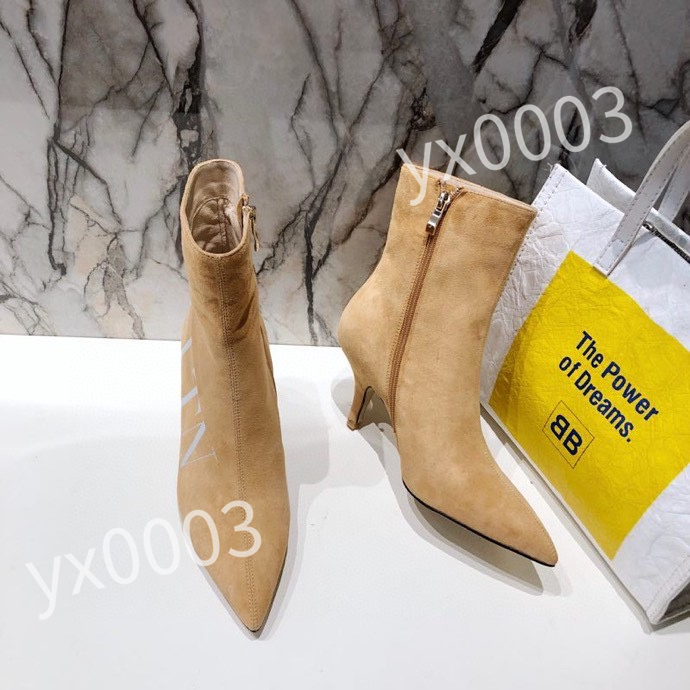 Valentin 2021 classic short boots joker Martin order imported leather Knight Wholesale Soles soft and comfortable with high, 01
Valentin 2021 classic short boots joker Martin order imported leather Knight Wholesale Soles soft and comfortable with high, 01