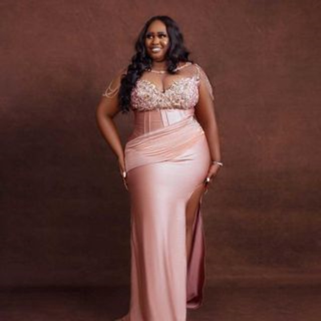 2025 Plus Size Arabic Aso Ebi Beade Crystals Sexy Prom Dresses Sheer Neck Lace High Split Evening Formal party Second Reception Bridesmaid Gowns Dress