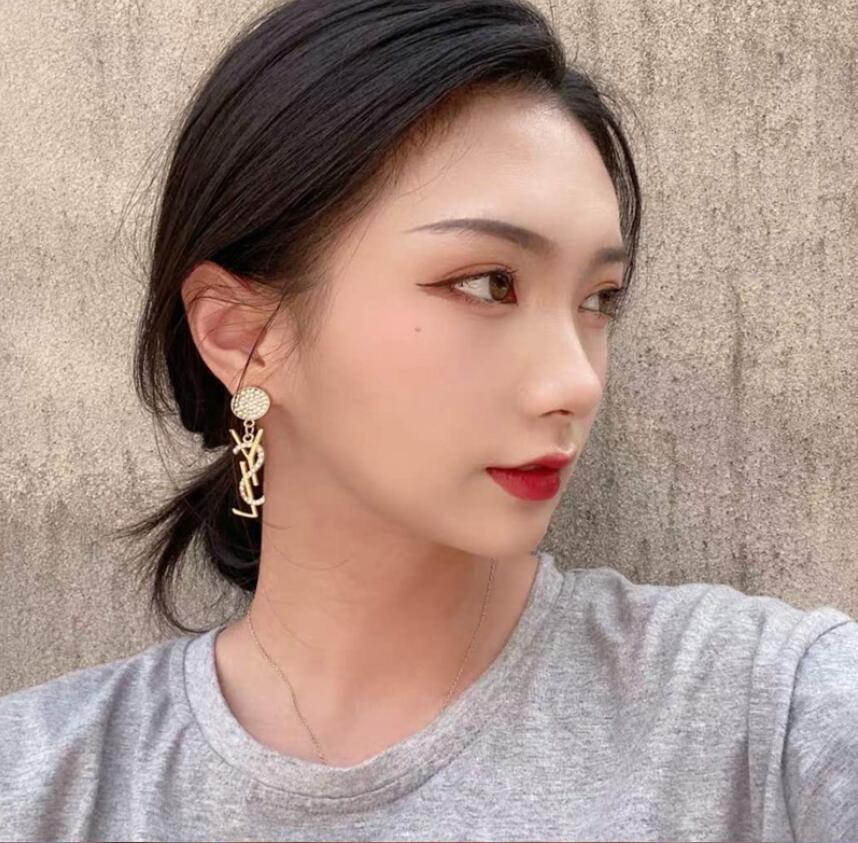 Women Luxurys Designers Drop Earrings Gold Brand Letter Caystal Rhinestone Dangle Earrings Fashion 925 Silver Stud Earring Jewelry Christmas Gifts
Women Luxurys Designers Drop Earrings Gold Brand Letter Caystal Rhinestone Dangle Earrings Fashion 925 Silver Stud Earring Jewelry Christmas Gifts