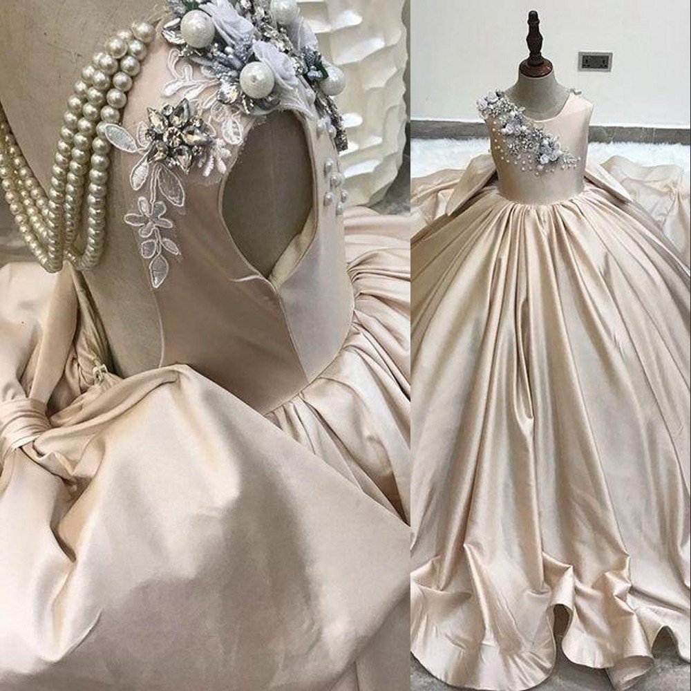 2021 Cute Champagne Girls Pageant Dresses Jewel Neck Lace Appliques Crystal Beaded Pearls Flower Girl Dress Kids Wear Sweep Train Bow Birthday Communi