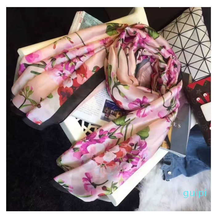 High-quality fashion brand scarves in autumn and winter are timeless classics, and super-long shawls are fashionable women's soft scarves.
High-quality fashion brand scarves in autumn and winter are timeless classics, and super-long shawls are fashionable women's soft scarves.