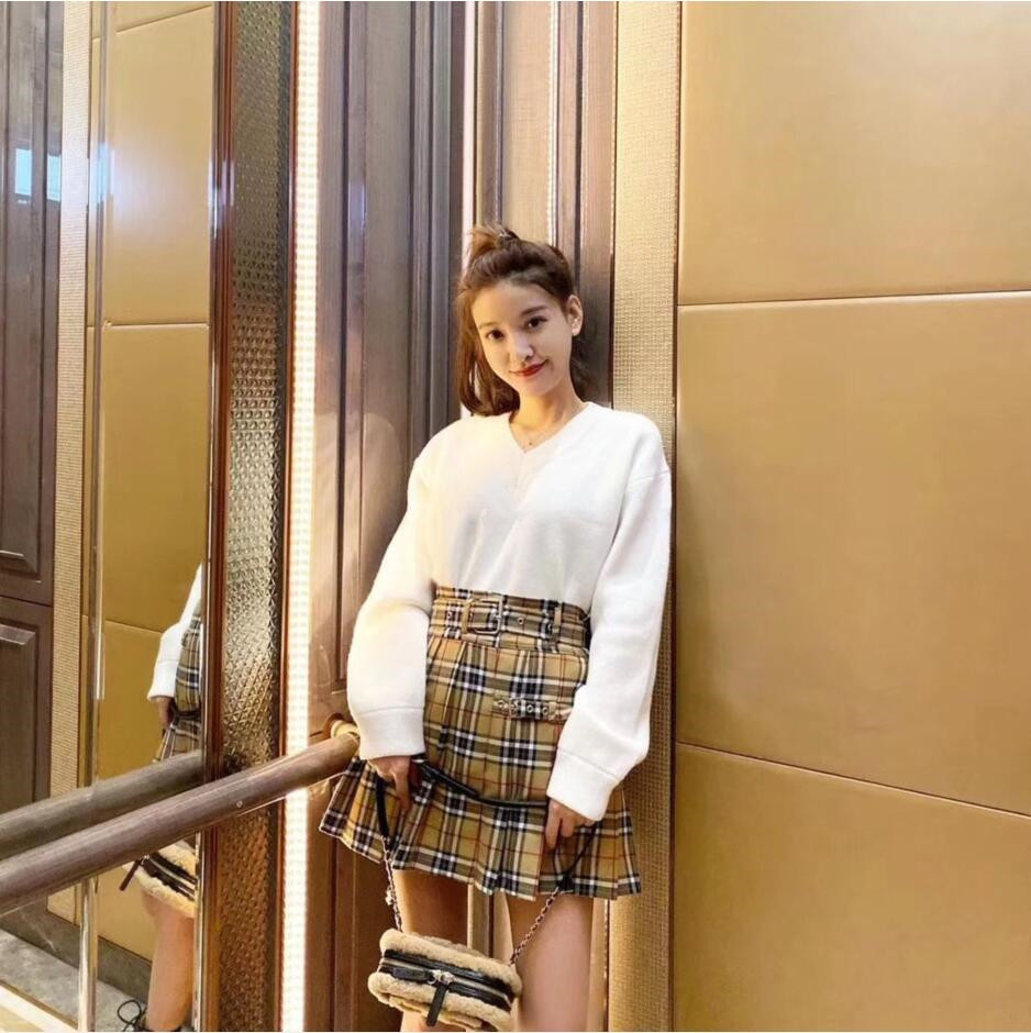 2021 autumn and winter sweater season loose V-neck embroidery knit bottom shirt web celebrity with a pullover female, White;black
2021 autumn and winter sweater season loose V-neck embroidery knit bottom shirt web celebrity with a pullover female, White;black