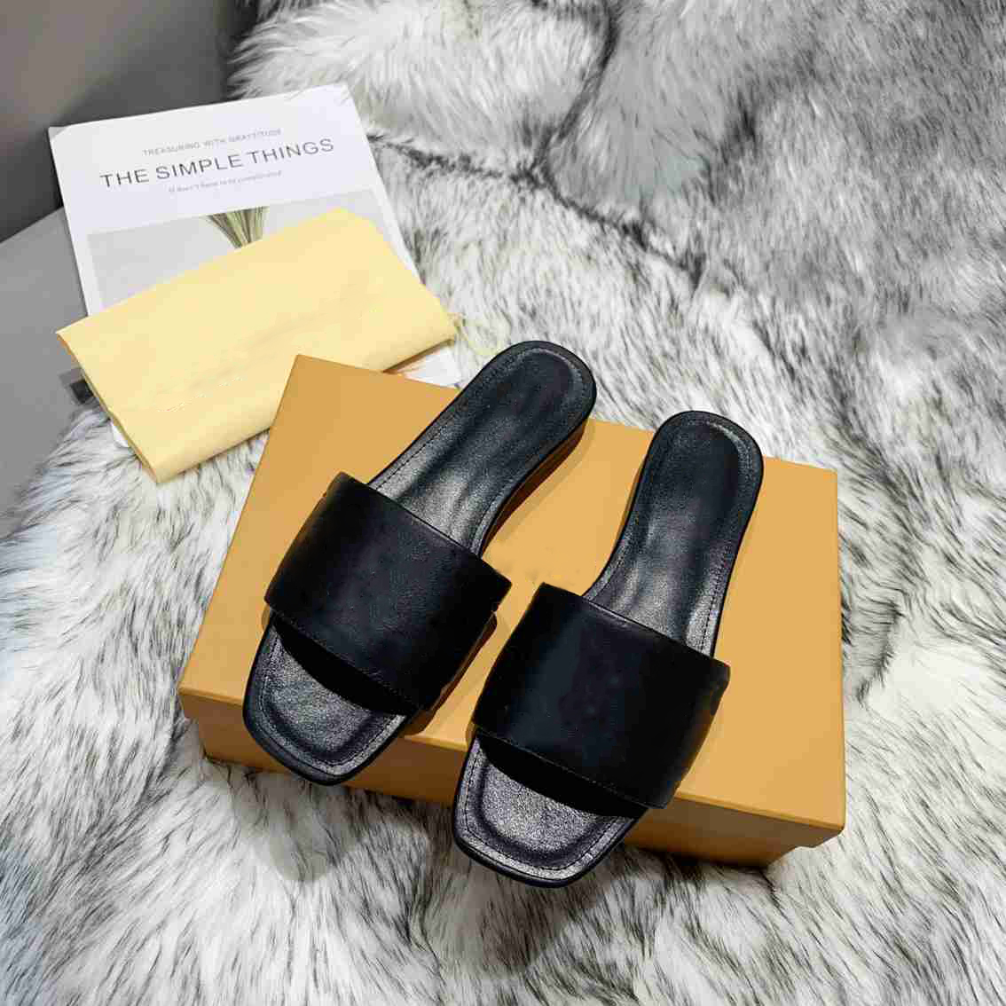 Revival flat sandals low-heeled slippers embossed patterns square toe high-heeled sandals stitched sole, 6#
Revival flat sandals low-heeled slippers embossed patterns square toe high-heeled sandals stitched sole, 6#
