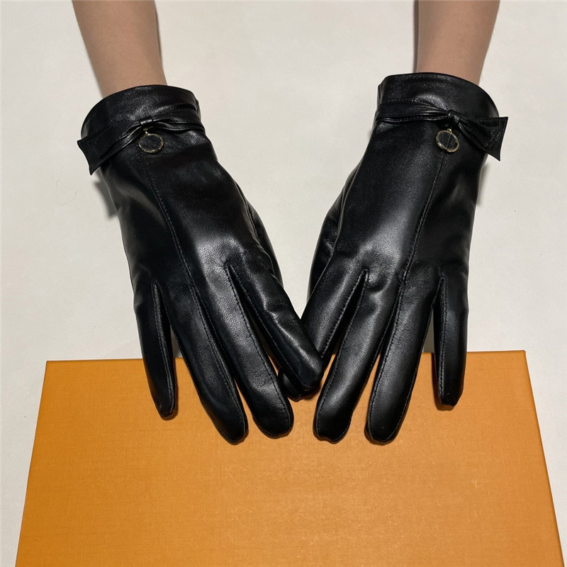 Casual Women Sheepskin Gloves Bow Leather Mittens Metal Letter Label Glove Outdoor Driving Mitten With Tags
Casual Women Sheepskin Gloves Bow Leather Mittens Metal Letter Label Glove Outdoor Driving Mitten With Tags