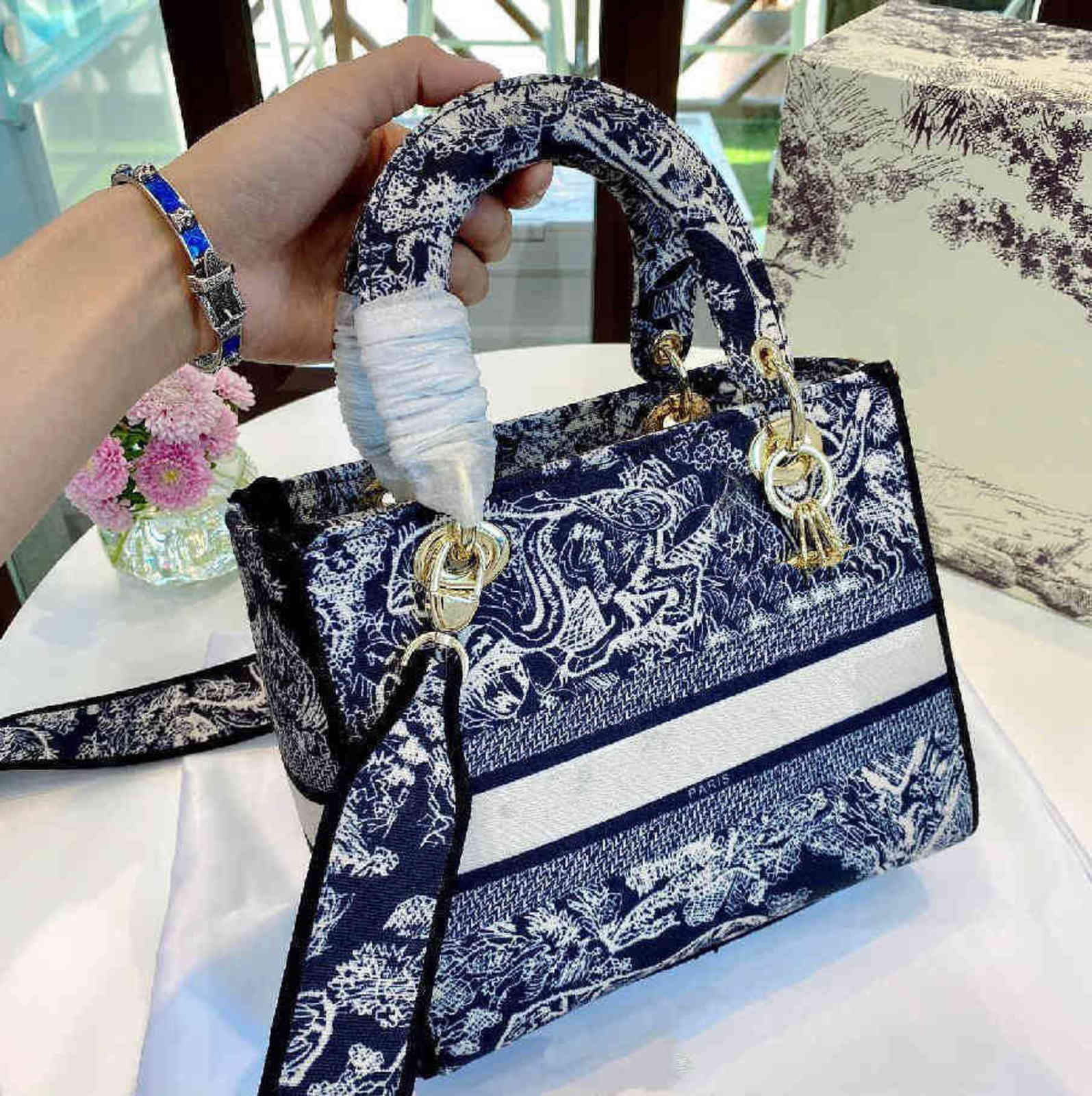 dio Handbags Cross Designer 21ss Women's Body Bags Handbag with Classic Lettered Diagonal Crossover Shoulder Bag High Quality Women Wallet
dio Handbags Cross Designer 21ss Women's Body Bags Handbag with Classic Lettered Diagonal Crossover Shoulder Bag High Quality Women Wallet