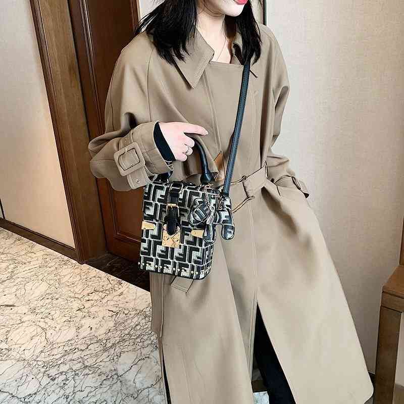 Mobile phone box bag new sling shoulder small Bag Messenger style portable square, Black
Mobile phone box bag new sling shoulder small Bag Messenger style portable square, Black