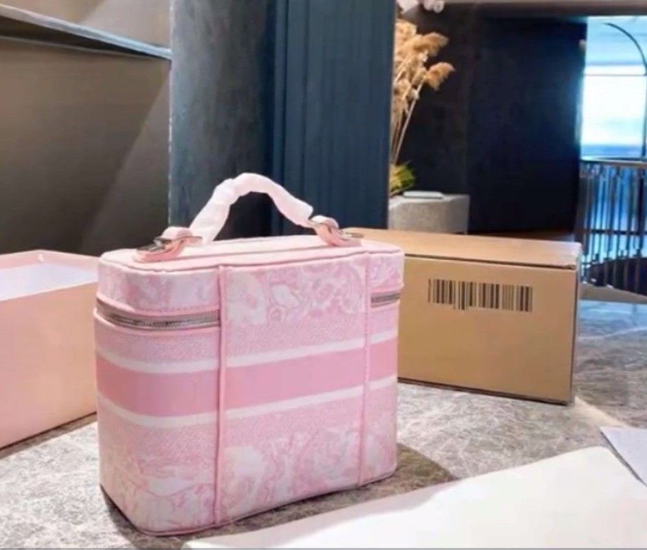 style cosmetic bags ladies luxury quality shoulder bag handbag wrist strap handbags wallet embroidered pattern fabric multi-color optional l
style cosmetic bags ladies luxury quality shoulder bag handbag wrist strap handbags wallet embroidered pattern fabric multi-color optional l