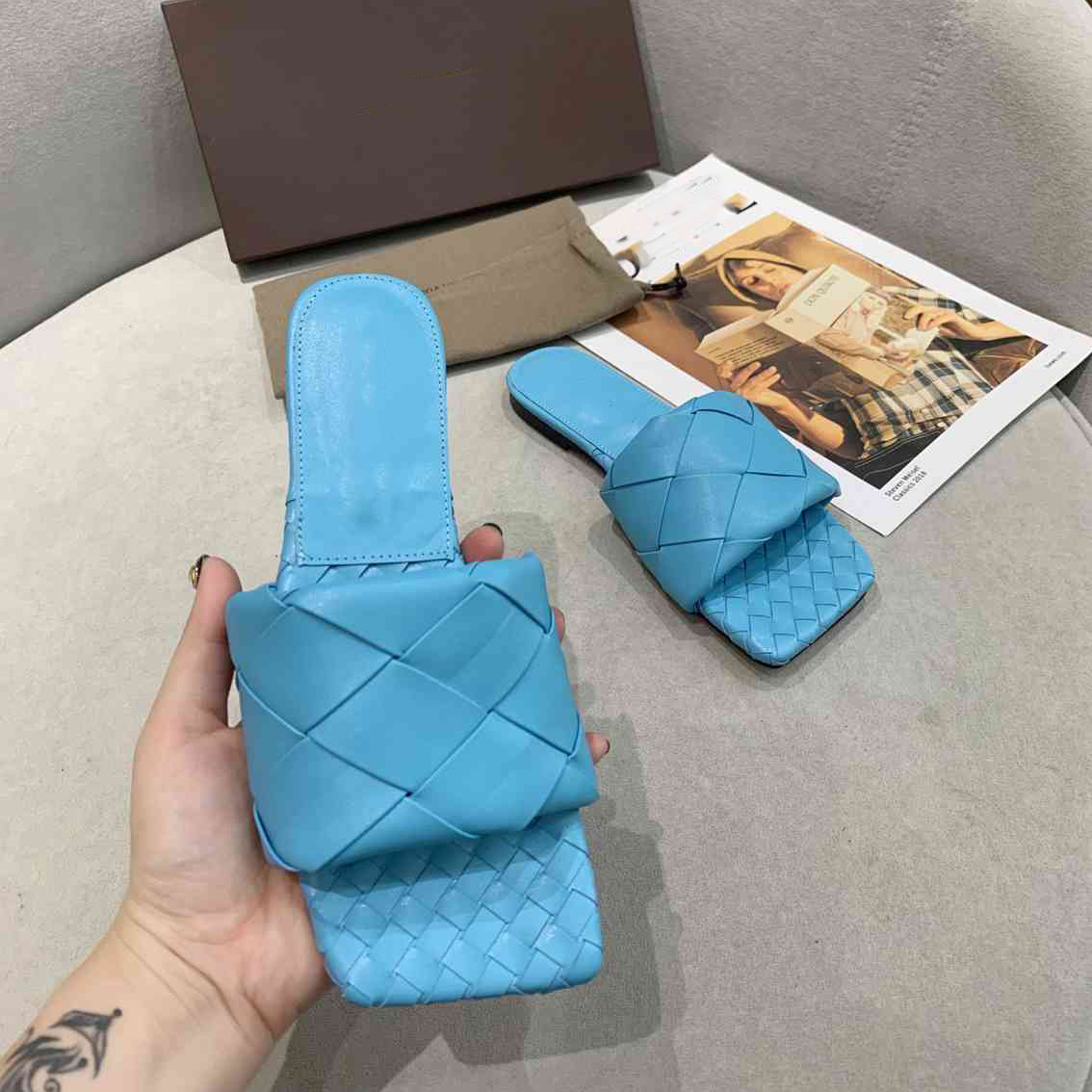 High Quality Women Slippers Designer Flat Sandals Sexy Red White Shoes Letter Scuffs Bottegas Summer Fashion Luxury gdfdDDDD
High Quality Women Slippers Designer Flat Sandals Sexy Red White Shoes Letter Scuffs Bottegas Summer Fashion Luxury gdfdDDDD