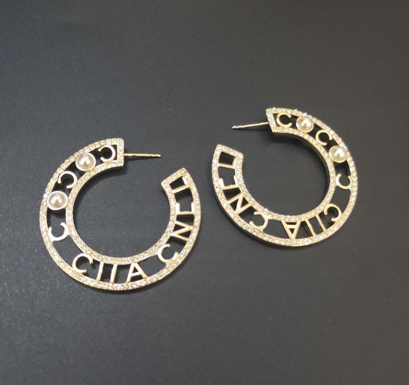 2022 Top quality Charm small round shape drop earring with hollow design words diamond pearl beads for women wedding jewelry gift have box s, Golden
2022 Top quality Charm small round shape drop earring with hollow design words diamond pearl beads for women wedding jewelry gift have box s, Golden