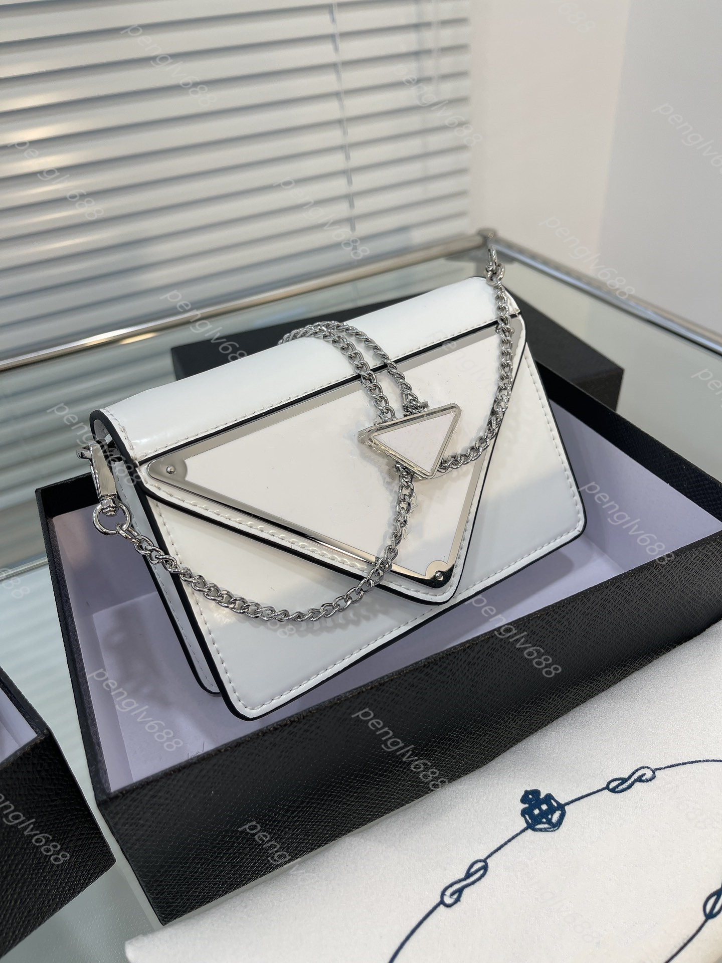 5A Designers Shoulders Bag triangle Chain Handbags women's double flap women's Shoulder Bags Handbag Purse cross handbag designer personality fashion, White
5A Designers Shoulders Bag triangle Chain Handbags women's double flap women's Shoulder Bags Handbag Purse cross handbag designer personality fashion, White