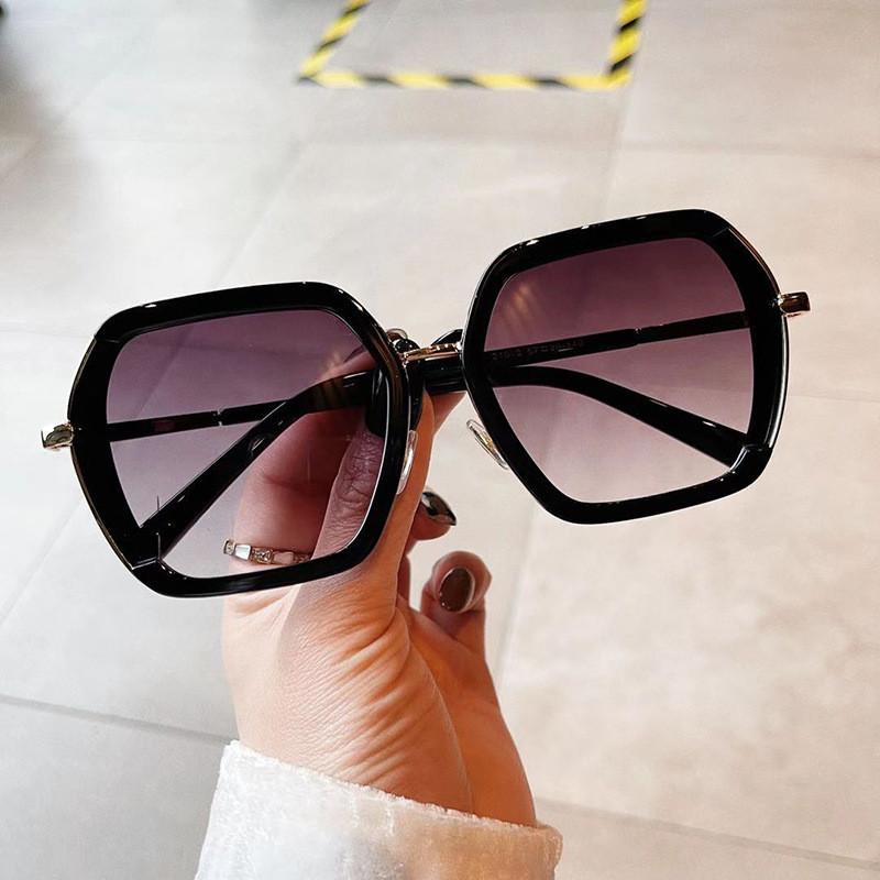 Sunglasses Fashion Shiny Luxury Designer For Women Vintage Oversized Square Elegant Eyewear Trend Retro Gradient Sunshade
Sunglasses Fashion Shiny Luxury Designer For Women Vintage Oversized Square Elegant Eyewear Trend Retro Gradient Sunshade