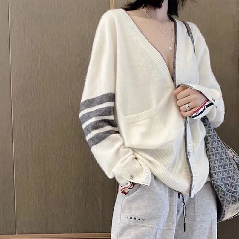 Delicate soft waxy TB style knitted V-neck cardigan pocket loose long sleeve milk white three bar sweater, Black
Delicate soft waxy TB style knitted V-neck cardigan pocket loose long sleeve milk white three bar sweater, Black