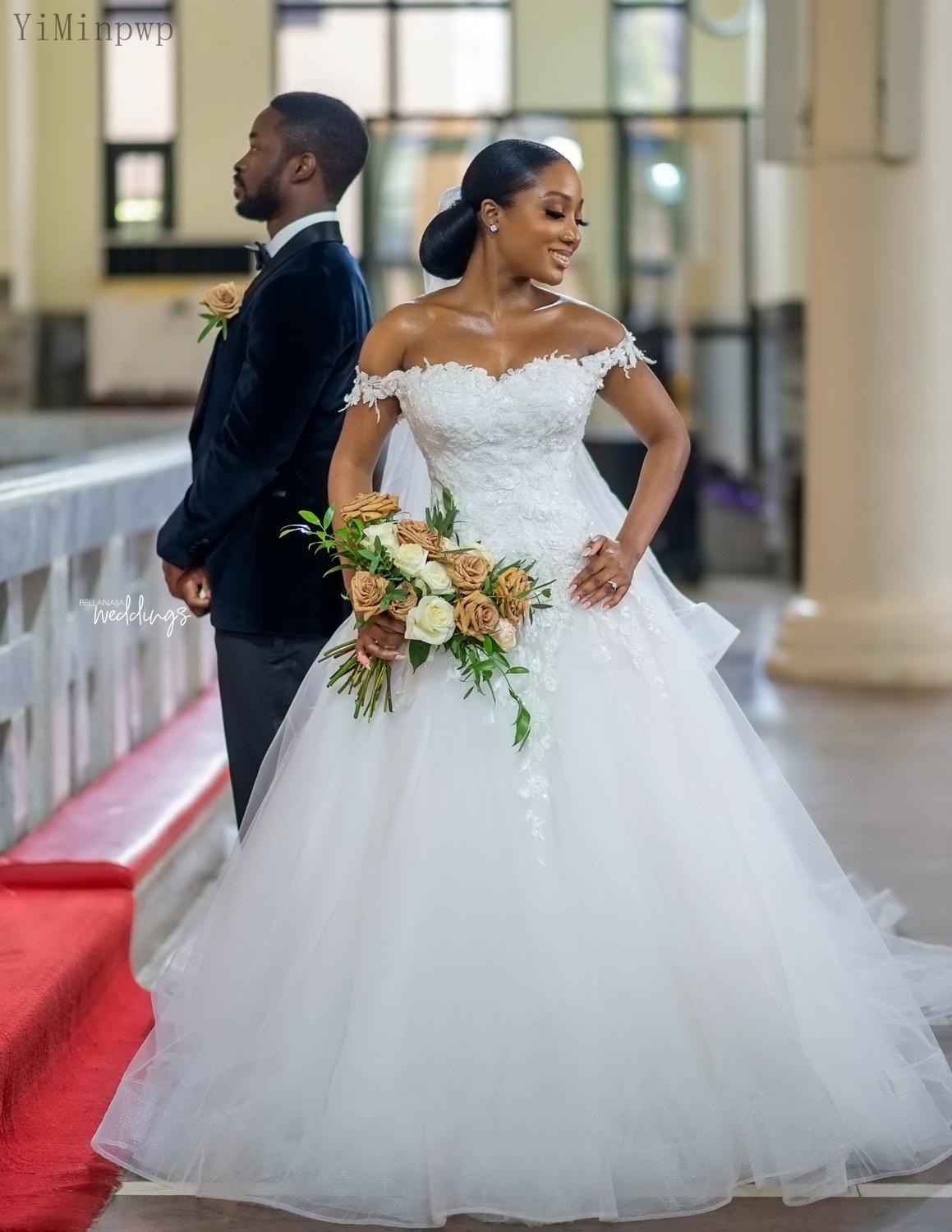 Princess African A Line Wedding Dresses Off Shoulder Covered Button Court Train Lace Appliques Garden Bridal Gowns Vestidos Novia Robes De Mariee ppli