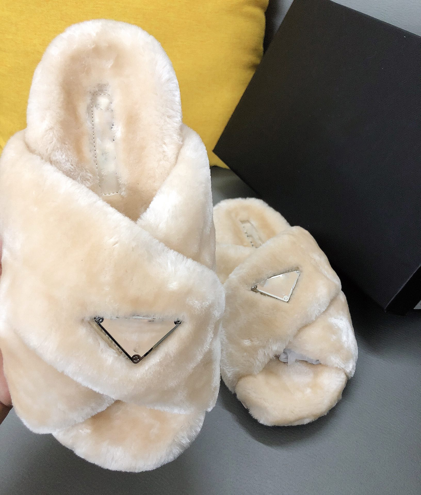 2022 Top Fashion Women Slides Winter Fluffy Furry Slippers Warm Comfortable Fuzzy Girl Flip Flops Slippers Size 36-42, Box
2022 Top Fashion Women Slides Winter Fluffy Furry Slippers Warm Comfortable Fuzzy Girl Flip Flops Slippers Size 36-42, Box