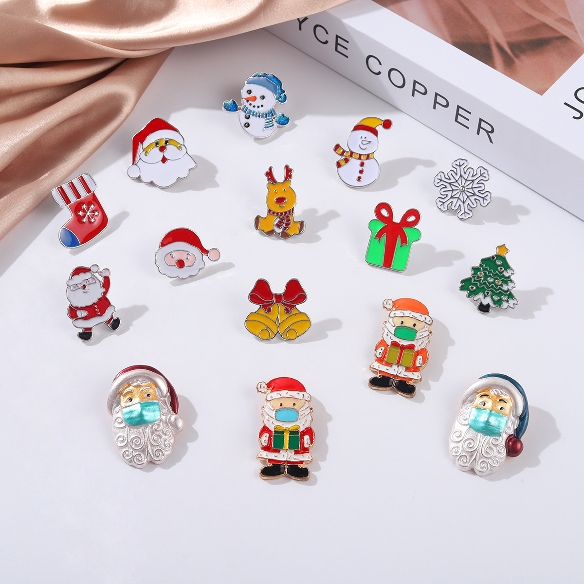 European Christmas Series Tree Santa Claus Brooches Unisex Alloy Deer Snow Snowman Bell Clothes Badges Children Gift Sock Sweater Clothes Lapel Pins Accessories
European Christmas Series Tree Santa Claus Brooches Unisex Alloy Deer Snow Snowman Bell Clothes Badges Children Gift Sock Sweater Clothes Lapel Pins Accessories