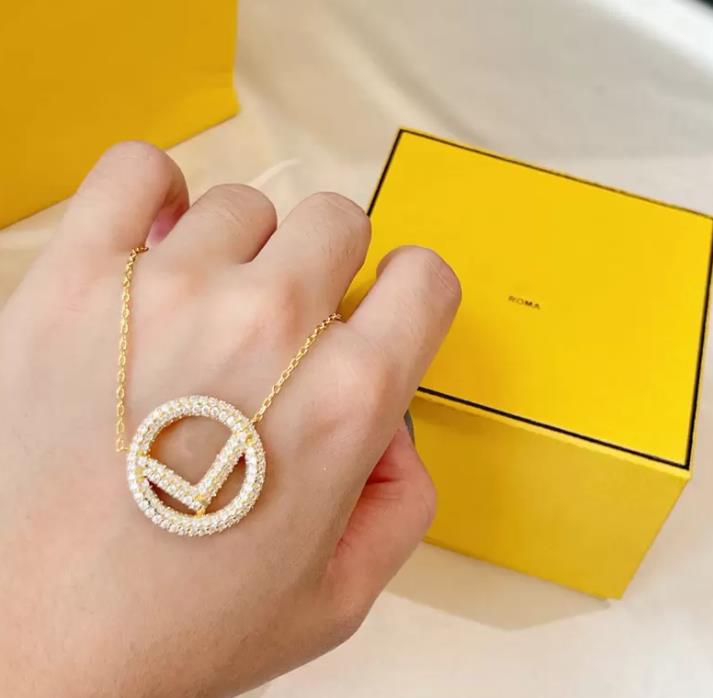 Clover Pendant Necklace F Designers Necklaces Gift For Women Brands Jewelry Choker Clavicle Chains Birthday Party Valentine's Gift 
Clover Pendant Necklace F Designers Necklaces Gift For Women Brands Jewelry Choker Clavicle Chains Birthday Party Valentine's Gift