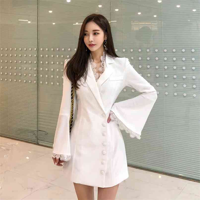 Elegant Women Floral Lace Patchwork Long Flare Sleeve Dress White Black Notched Collar Buttons Casual Work Party 210603
Elegant Women Floral Lace Patchwork Long Flare Sleeve Dress White Black Notched Collar Buttons Casual Work Party 210603
