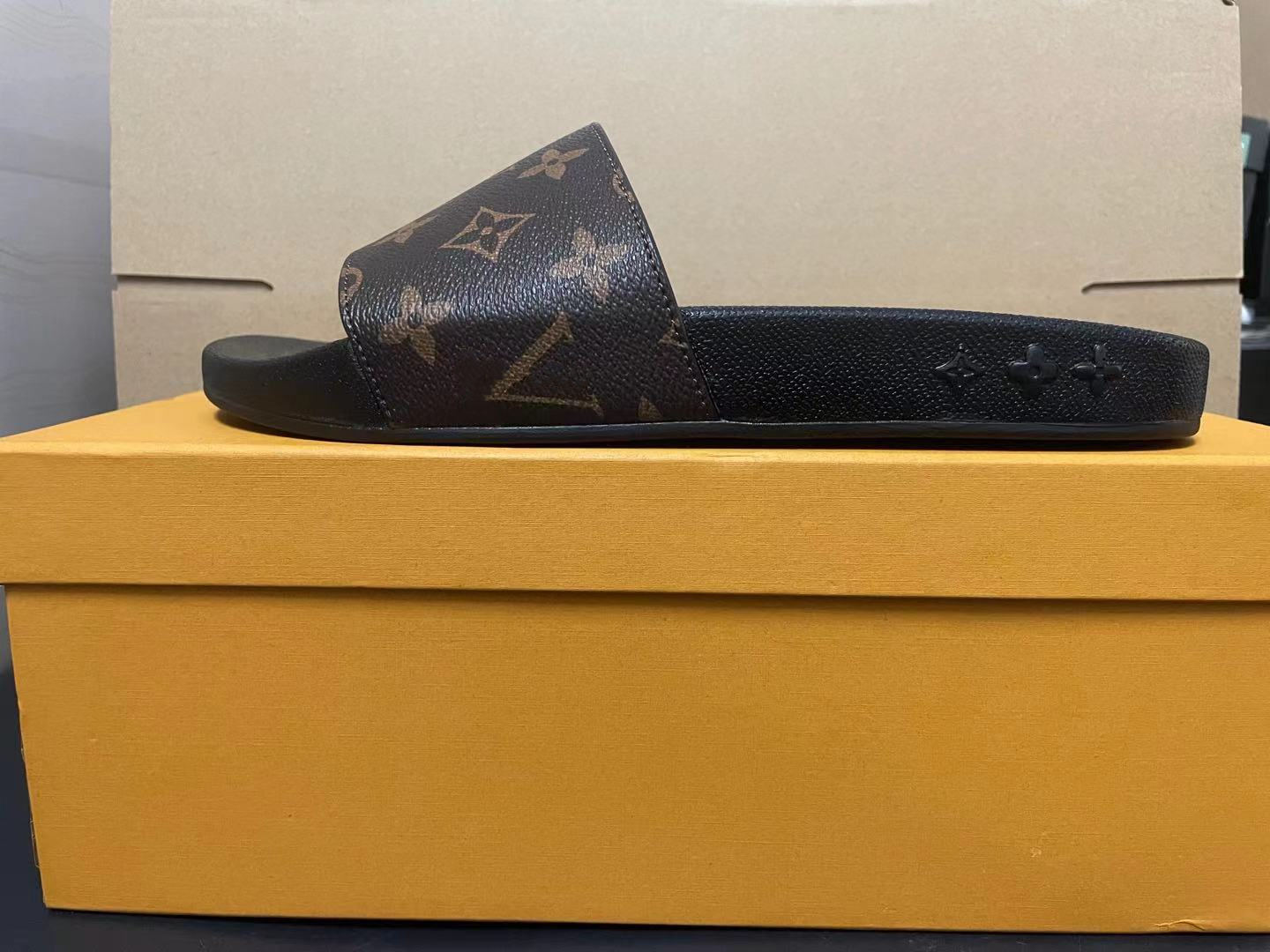 2021 Summer luxury g Sandals Designer women Flip flops Slipper Fashion Genuine Leather slides Metal Chain Ladies Casual shoes
2021 Summer luxury g Sandals Designer women Flip flops Slipper Fashion Genuine Leather slides Metal Chain Ladies Casual shoes