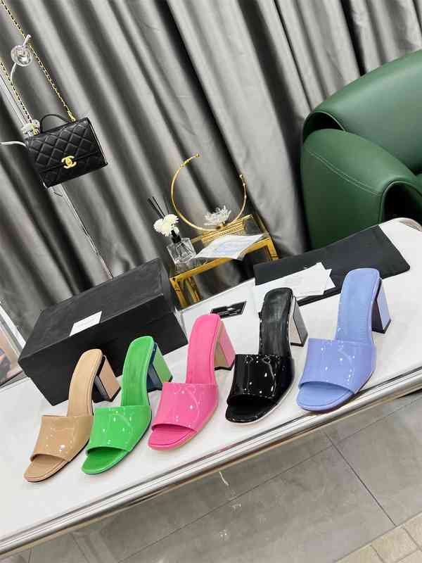 Slippers Classic ladies designer high heel slippers women summer solid color sandals leather sexy thick heels 8.5 cm half slides large size XQ6I, 1# shoe box
Slippers Classic ladies designer high heel slippers women summer solid color sandals leather sexy thick heels 8.5 cm half slides large size XQ6I, 1# shoe box
