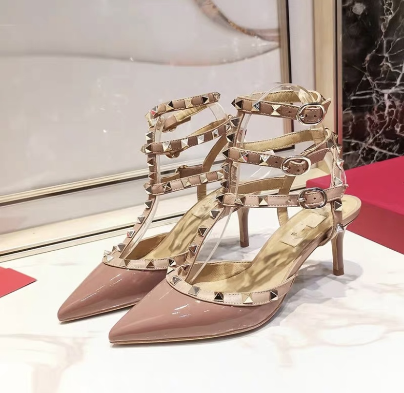 100% of leathers Luxury Designer heeles shoes heels red bottoms woman sandals pumps Casual Gold matt leather studded spikes slingback high Wedding party size 35-42, Separate 1 shoe box
100% of leathers Luxury Designer heeles shoes heels red bottoms woman sandals pumps Casual Gold matt leather studded spikes slingback high Wedding party size 35-42, Separate 1 shoe box