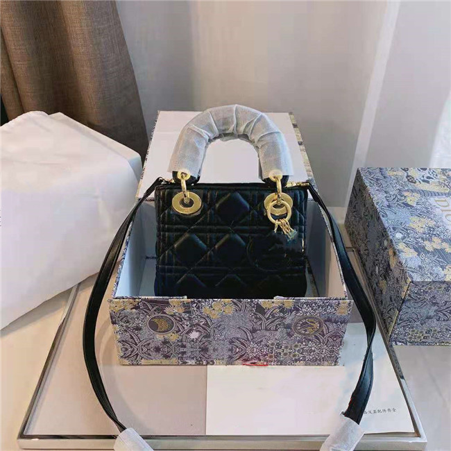 Counter limited edition bag 2021 Designers Womens Handbags Purses exquisite workmanship five colors to choose from fashionable high-end Bags
Counter limited edition bag 2021 Designers Womens Handbags Purses exquisite workmanship five colors to choose from fashionable high-end Bags