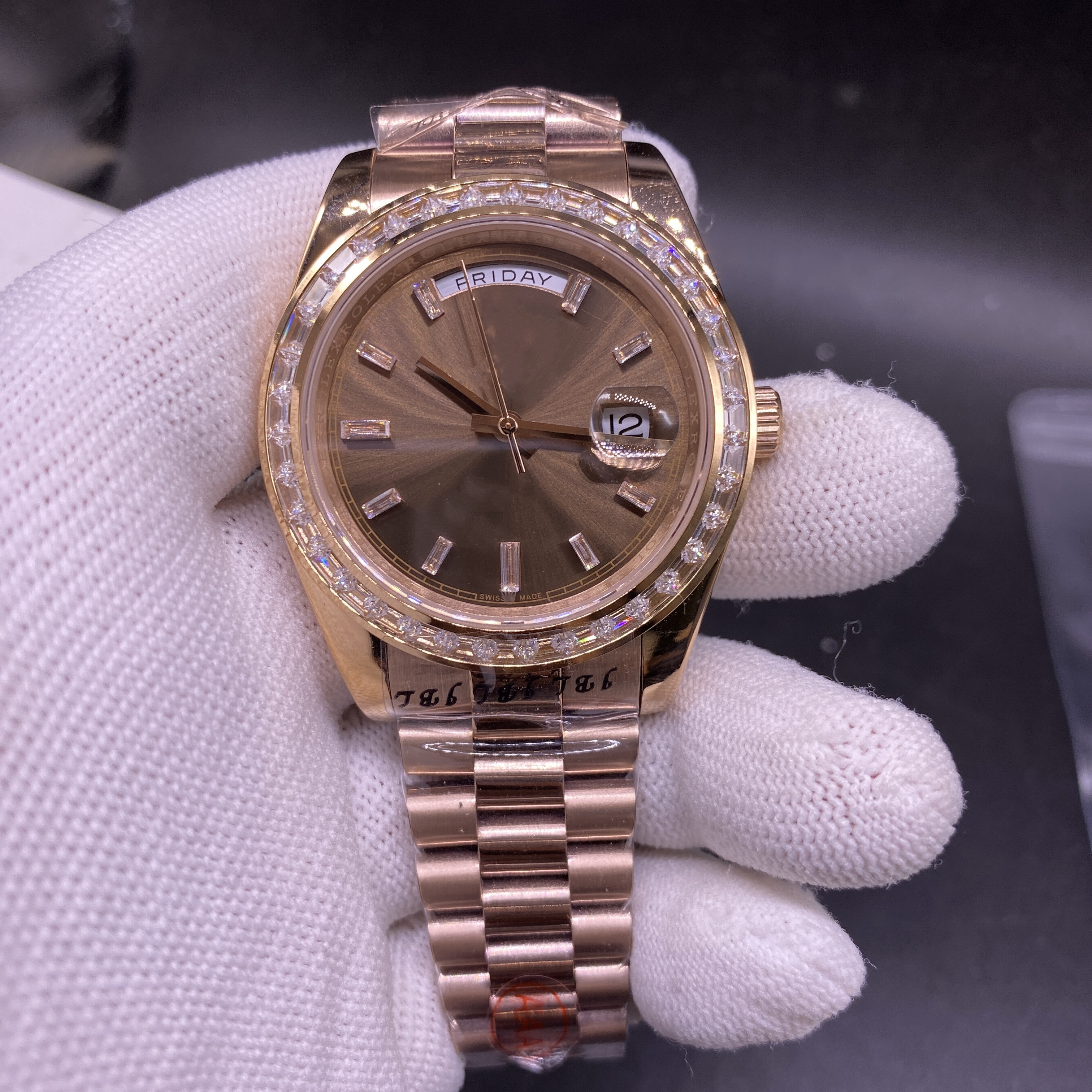 Luxury men's Diamond Bezel Watch, rose gold, gold stainless steel strap, 41mm dial, automatic date table, Gold face
Luxury men's Diamond Bezel Watch, rose gold, gold stainless steel strap, 41mm dial, automatic date table, Gold face