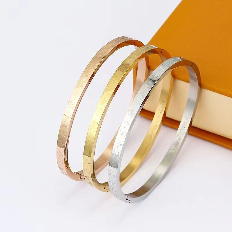 Luxury Designer France Brand Designers Titanium steel Classic Bangles explosion letter mud drill full diamond love bracelet Wholesale Price jewelry, Black
Luxury Designer France Brand Designers Titanium steel Classic Bangles explosion letter mud drill full diamond love bracelet Wholesale Price jewelry, Black