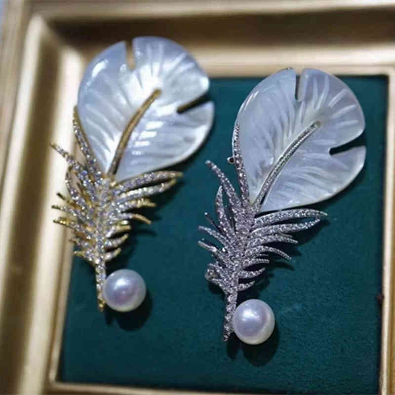Japan and South Korea Thick Gold-plated Fashion Fritillaria Shell Feather Brooch Femininity Elegant Clothing Accessories Banquet Women's